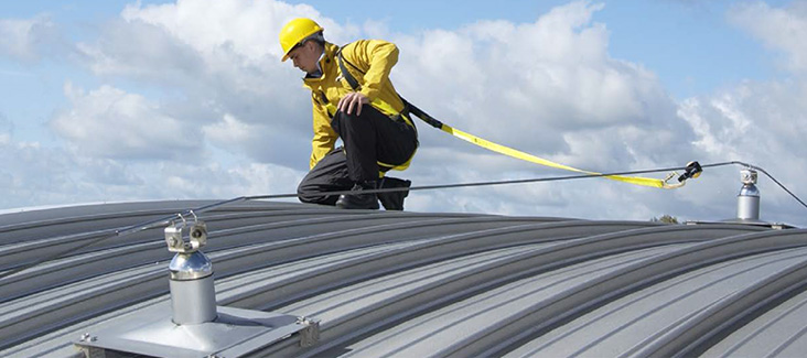 5 lời khuyên an toàn cần tuân theo khi làm việc trên mái nhà